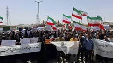 ببینید| زنجیره انسانی دانشجویان مقابل تأسیسات هسته‌ای فردو