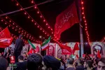 ابرپرچم خونخواهی با ذکر «یالثارات‌الحسین(ع)» در جوار موکب مکتب شهید حاج قاسم سلیمانی در عمود ۵۳۳ مسیر نجف به کربلا به اهتزاز در آمد.