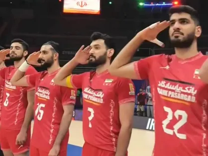 سلام نظامی ملی پوشان والیبال پیش از دیدار مقابل اسلوونی هنگام پخش سرود مقدس جمهوری اسلامی ایران