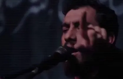زهرا میان جمع می&zwnj;گردد تا که ببیند مرد میدان را