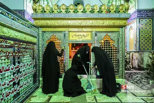 خانم کاظمی خادم افتخاری امامزاده الوالحسن(ع) شهرستان ری است. صحن داخل ضریح امامزاده به مناسبت های مختلف با حضور خادمین سیاهپوش می شود.