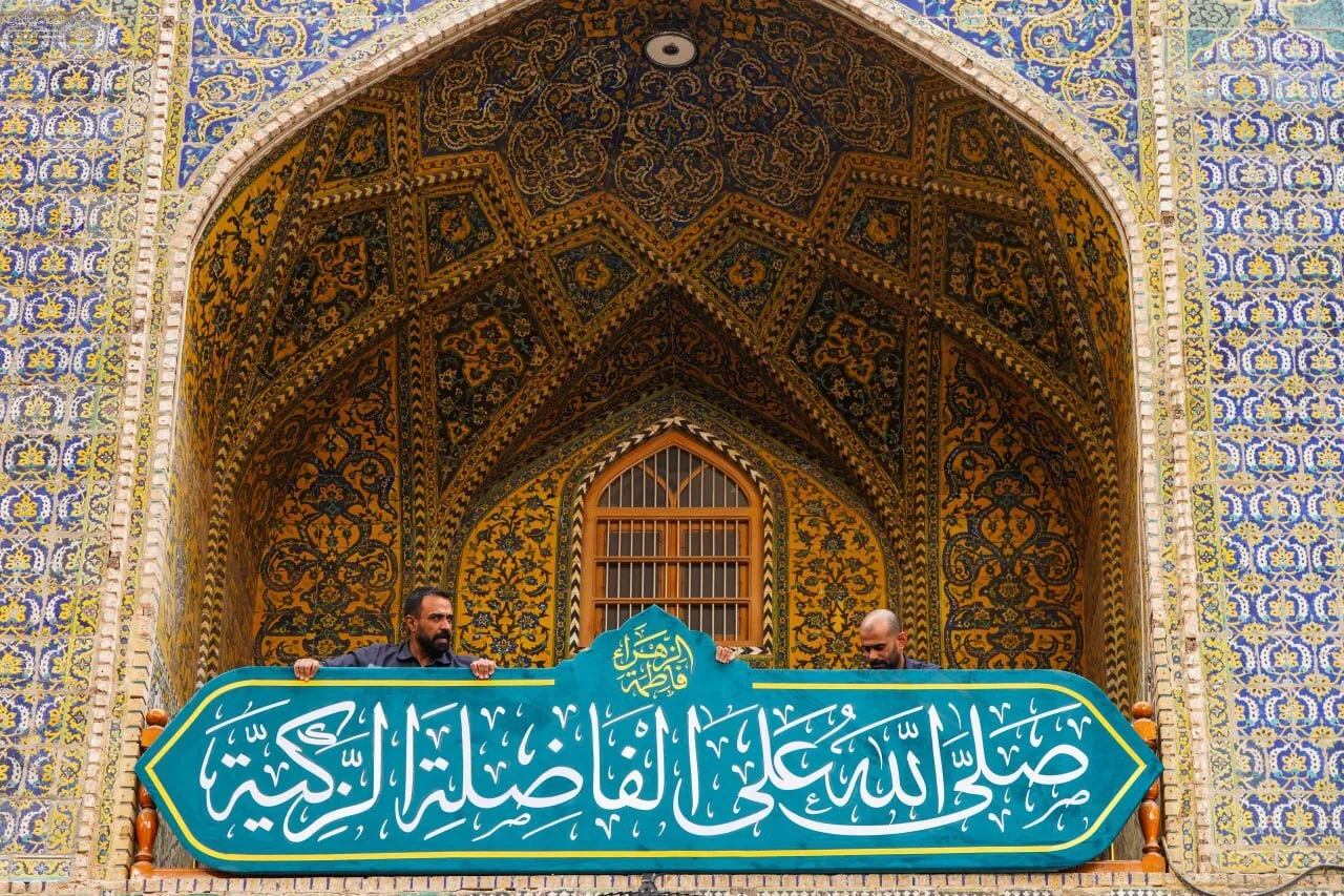 به مناسبت فرا رسیدن ایام ولادت حضرت فاطمه زهرا سلام‌الله علیها کتیبه‌های ‌ولادت آن حضرت در حرم مطهر امیرالمومنین علیه‌السلام نصب شد.