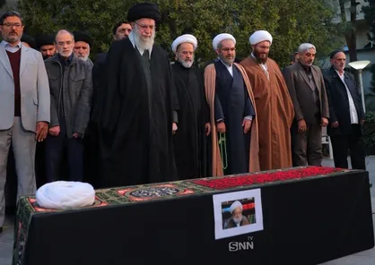 اقامه نماز بر&nbsp; پیکر آیت&zwnj;الله امامی کاشانی توسط رهبر انقلاب