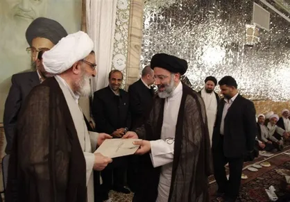 بازنشر تصویری از مراسم اعطای حکم خادمی حرم امام رضا علیه السلام به شهید رئیسی
