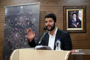 هادی قاسمی مدیرعامل خبرگزاری دانشجو که در جشنواره «نانو و رسانه» به دلیل یکسال عملکرد موفق این خبرگزاری، حائز رتبه نخست شد