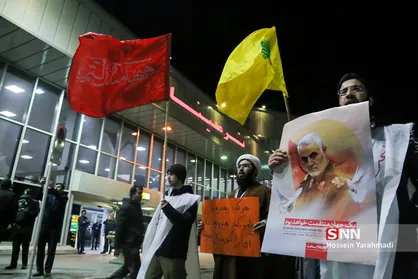 تحصن اعلام خون خواهی دانشجویان در فرودگاه مهرآباد