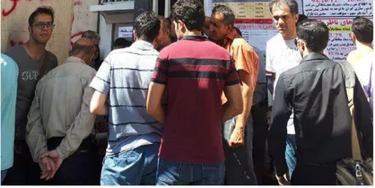 تجمع سهامداران معترض مقابل بورس/ درب&zwnj;های تالار شیشه&zwnj;ای بسته شد