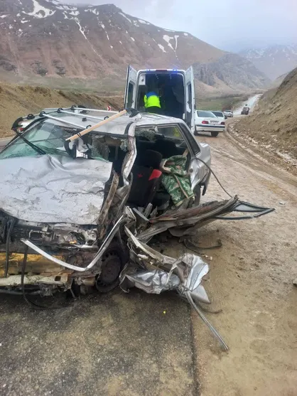 امدادرسانی به مصدوم حادثه برخورد رخ&zwnj;به&zwnj;رخ کامیون با پراید در محور اردل &ndash; جونقان