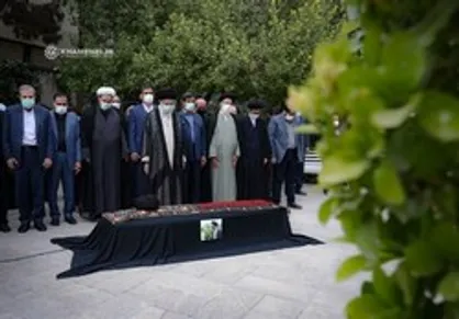 اقامه نماز بر پیکر حجت&zwnj;الاسلام سیدمحمود دعائی توسط رهبر انقلاب