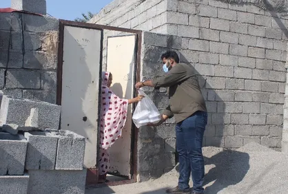 بیش از ۱۰۰۰ پرس غذای نذری از سوی بسیج دانشجویی بین نیازمندان مینابی توزیع شد