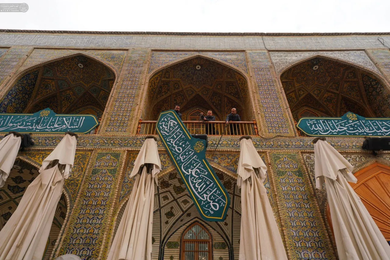 به مناسبت فرا رسیدن ایام ولادت حضرت فاطمه زهرا سلام‌الله علیها کتیبه‌های ‌ولادت آن حضرت در حرم مطهر امیرالمومنین علیه‌السلام نصب شد.