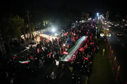 تجدید پیمان جاماندگان گیلانی با امام حسین(ع)/ پیاده&zwnj;روی از میدان شهدای ذهاب تا گلزار شهدای رشت+فیلم