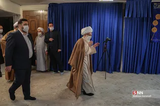 
ملبس شدن جمعی از طلاب به دست آیت الله نوری همدانی

