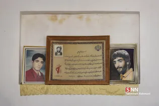 قاب عکس سمت راست ،عکس شهید ملک نیاز دارابی می باشد و قاب عکس سمت چپ تصویر کوچکترین فرزند شاطلا ست.
