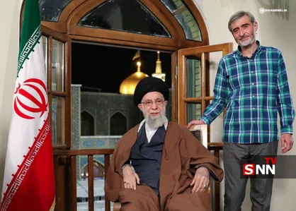 تصویری دیده نشده از شهید دکتر مصباح&zwnj;الهدی باقری در کنار رهبر شهید انقلاب اسلامی در حرم مطهر رضوی + عکس
