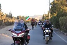 ادای احترام معاون هماهنگ کننده وهییت موتورسوارن جمهوری اسلامی ایران بر سر قبر مطهر شهید پاکپور + فیلم