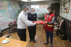 مدیرعامل آتش نشانی با دستفروش فداکار حادثه  کلینیک سینا اطهر دیدار کرد