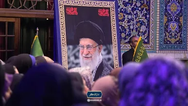 حضور زائران در رواق دارالذکر حرم رضوی برای زیارت مزار رهبر شهید انقلاب + فیلم