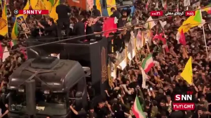 &laquo;شارع العباس&raquo; غرق در استقبال از پیکر رهبر شهید انقلاب و مردم در حال حرکت به سوی بین&zwnj;الحرمین هستند