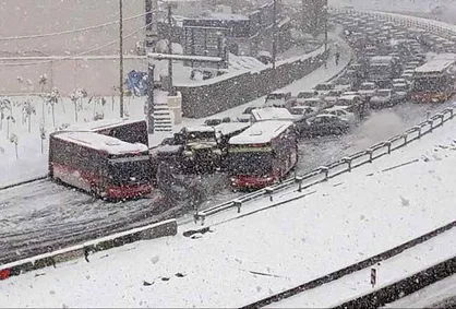 کنایه به عدم مدیریت بحران شهرداری در روز برفی