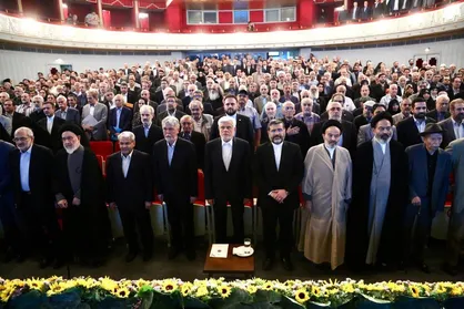 عارف: اینترنت یک اتوبان است؛ کسی راه را نمی&zwnj;&zwnj;بندد/ از بازگشت هنرمندان به کشور استقبال می&zwnj;کنیم