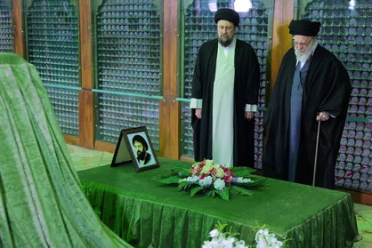 رهبر انقلاب در مرقد مطهر امام راحل(ره) حضور یافتند