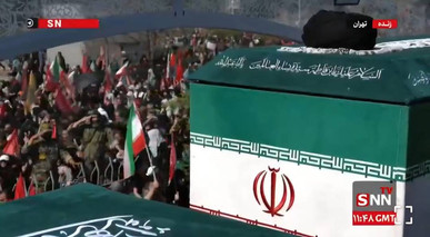 احترام نظامی به پیکر رهبر شهید انقلاب + فیلم