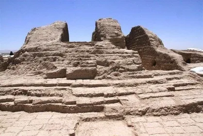 همسایگی تپه تاریخی حاجی&zwnj;خان با پتروشیمی ابن&zwnj;سینا / یادگاری مادها در آستانه نابودی!