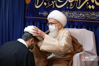 
ملبس شدن جمعی از طلاب به دست آیت الله نوری همدانی
