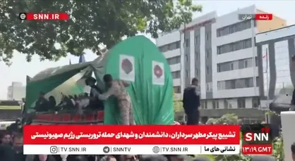 کودکان خادم پیکر شهدای خردسال شدند/ تصاویری از حرکت کاروان حامل پیکر شهدای خردسال در بین مردم + فیلم