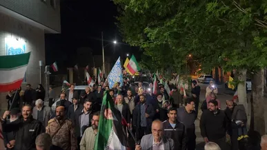 از آموزش نظامی تا خونخواهی رهبر شهید / روایت حماسه‌ای از تجمعات شبانه نطنز؛ شهر دانشمندان هسته‌ای + فیلم