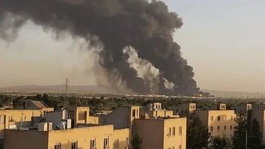 حریق در انبار ضایعات یک واحد تولیدی در محور حبیب‌آباد