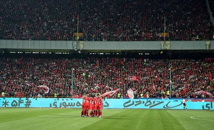 شعار&zwnj;های موهن هواداران پرسپولیس کار دست تیم&zwnj;شان داد/ جنجال در بازی پرسپولیس و سپاهان باعث محرومیت مدافع استقلال شد