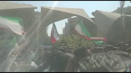 تجمع دانشجویان مقابل دانشگاه تهران در اعتراض به اغتشاشات و آسیب به اموال عمومی