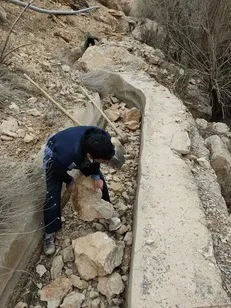 پاکسازی کانالهای آب مناطق زلزله‌‌زده سی‌سخت به همت دانشجویان اصفهانی