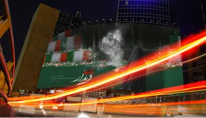 تکریم مادران و همسران شهدا روی دیوارنگاره ولی&zwnj; عصر
