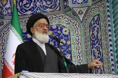 امام جمعه قم: مسئولان در سخن گفتن با مردم راوی قدرت و امید باشند/سواد رسانه‌ای راه مقابله با جنگ شناختی است