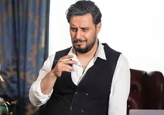 جواد عزتی با «کت چرمی» به فجر می‌آید