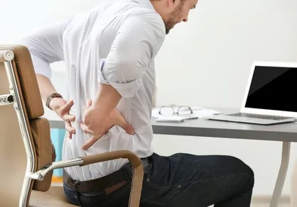 چگونه عوارض نشستن طولانی&zwnj;مدت در محل کار را جبران کنیم؟