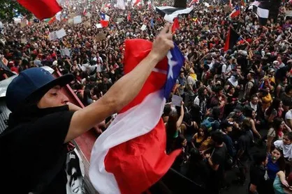 پیروزی معترضین در شیلی با برگزاری همه پرسی قانون اساسی