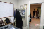  حضور همسر شهید  در دفتر کار علیمحمدی در دانشکده فیزیک دانشگاه تهران