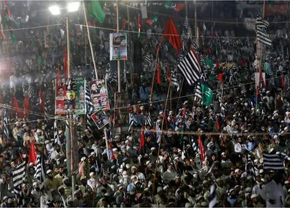 تظاهرات ده&zwnj;ها هزار پاکستانی علیه عمران&zwnj;خان