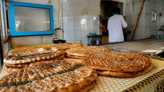 پخت ۱۷۰۰ قرص نان نذری در قائنات برای زائران حسینی