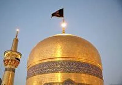 بر افراشته شدن پرچم عزاداری امام هادی (ع)، بر فراز گنبد رضوی +فیلم