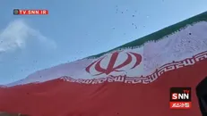گلباران سردر دانشگاه صنعتی شریف همزمان با اهتزاز پرچم ایران در کنار روایت مادران مینابی + فیلم
