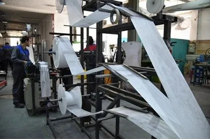 اولین خط تولید ماسک سه لایه در ایران به همت پژوهشگران اصفهانی ساخته شد + فیلم