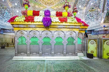 حرم امام حسین (ع) در آستانه ولادت آن حضرت گلباران شد