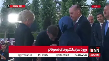 ماکرون، تلاش کرد دست همسر رئیس&zwnj;جمهور ترکیه، امینه اردوغان، را ببوسد، اما موفق نشد!