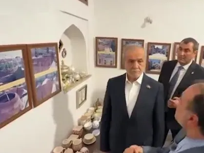 بازدید پزشکیان از مسجد کبود ایروان و اقامه نماز در این مسجد