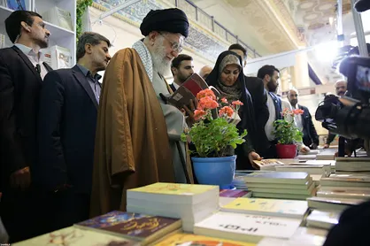 ۲۵ کتاب پیشنهادی رهبر انقلاب برای ایام کرونا / از هوگو تا حسام